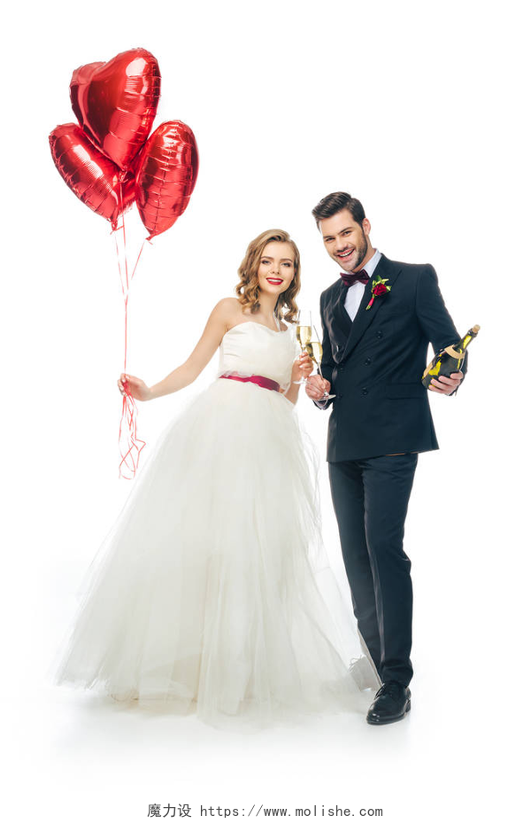 新娘拿着气球新郎拿着红酒在拍照新婚夫妇与红色心形气球和香槟隔离在白色